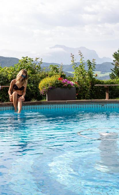 Una donna a bordo della piscina esterna