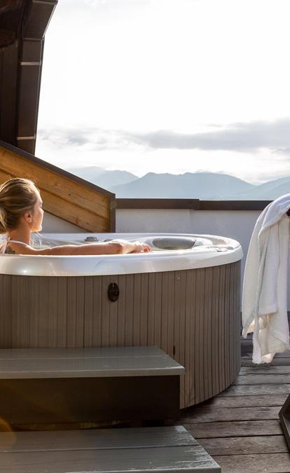 A woman in the whirlpool on the terrace of the Suite Panorama