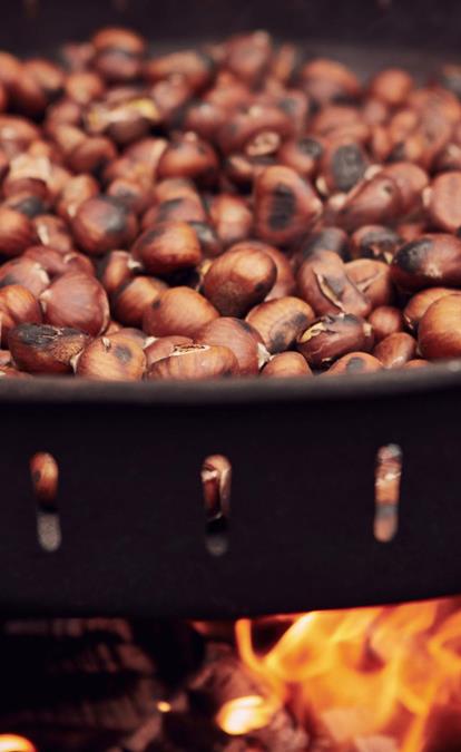 Le castagne vengono arrostite sul fuoco